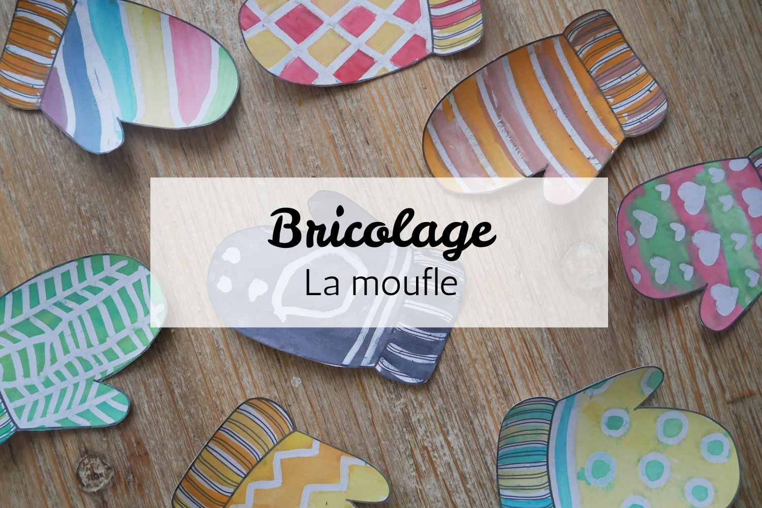 Bricolage la moufle, des moufles en papier, peintes à l'aquarelle dans de multiples couleurs