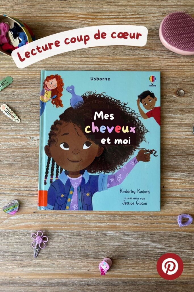 Épingle Pinterest du livre "Mes cheveux et moi" des éditions Usborne présenté sur une table avec des accessoires pour cheveux