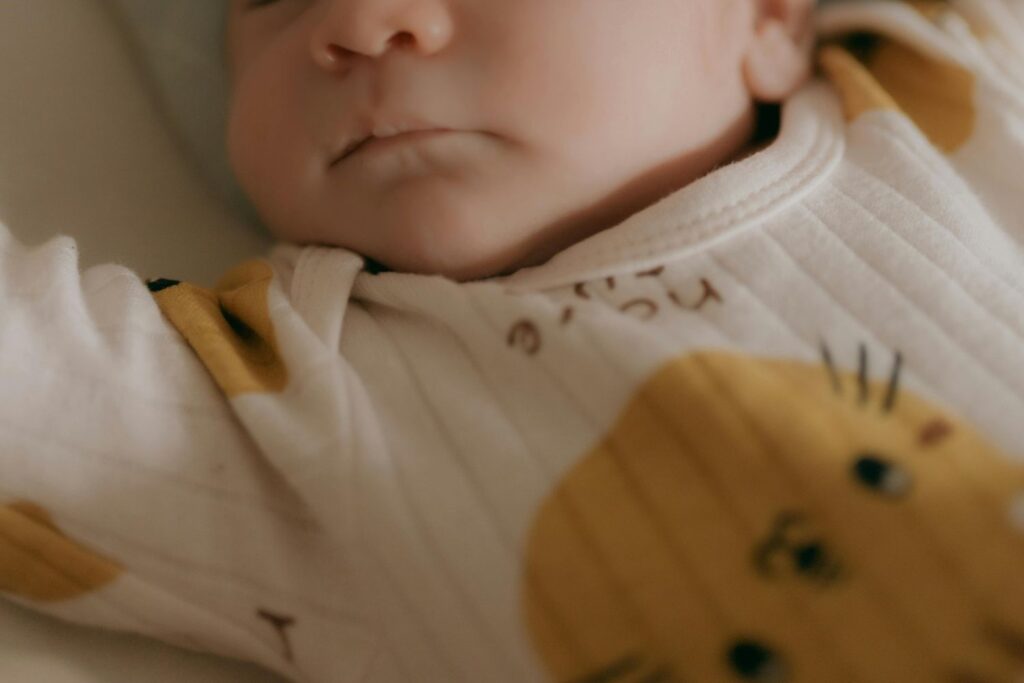 Un bébé dort paisiblement