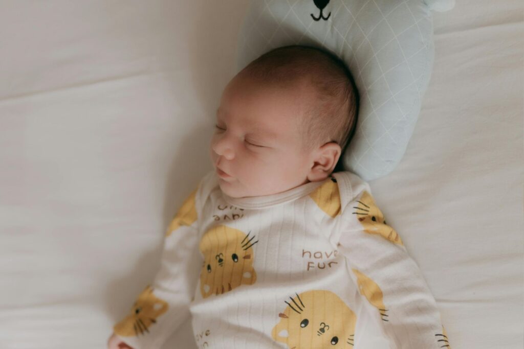 Un bébé dort paisiblement sur le dos