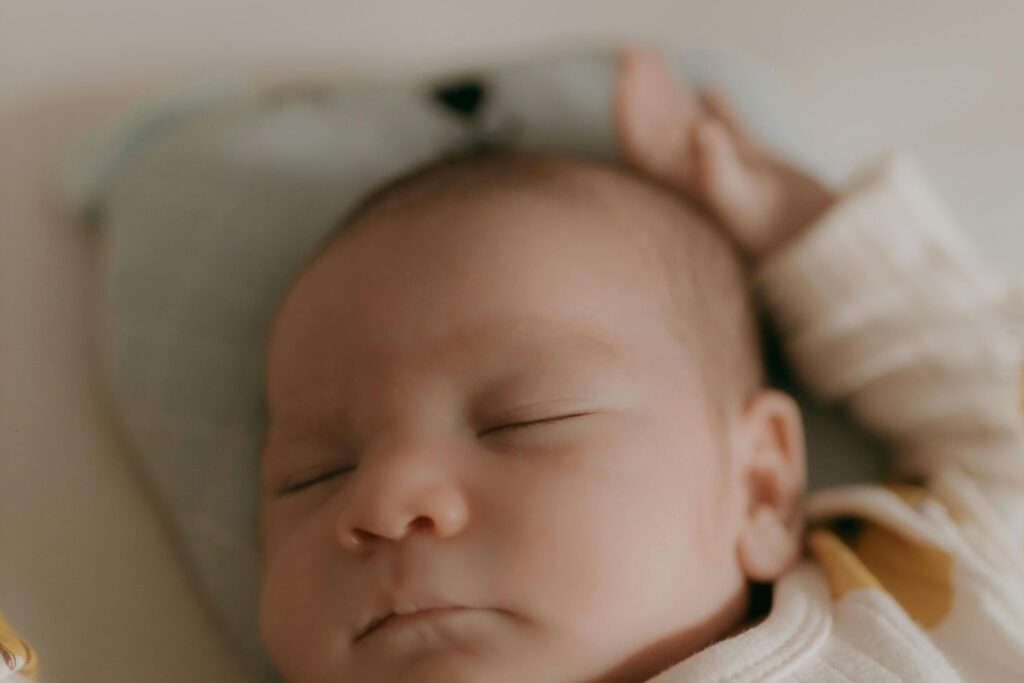 Un bébé dort paisiblement