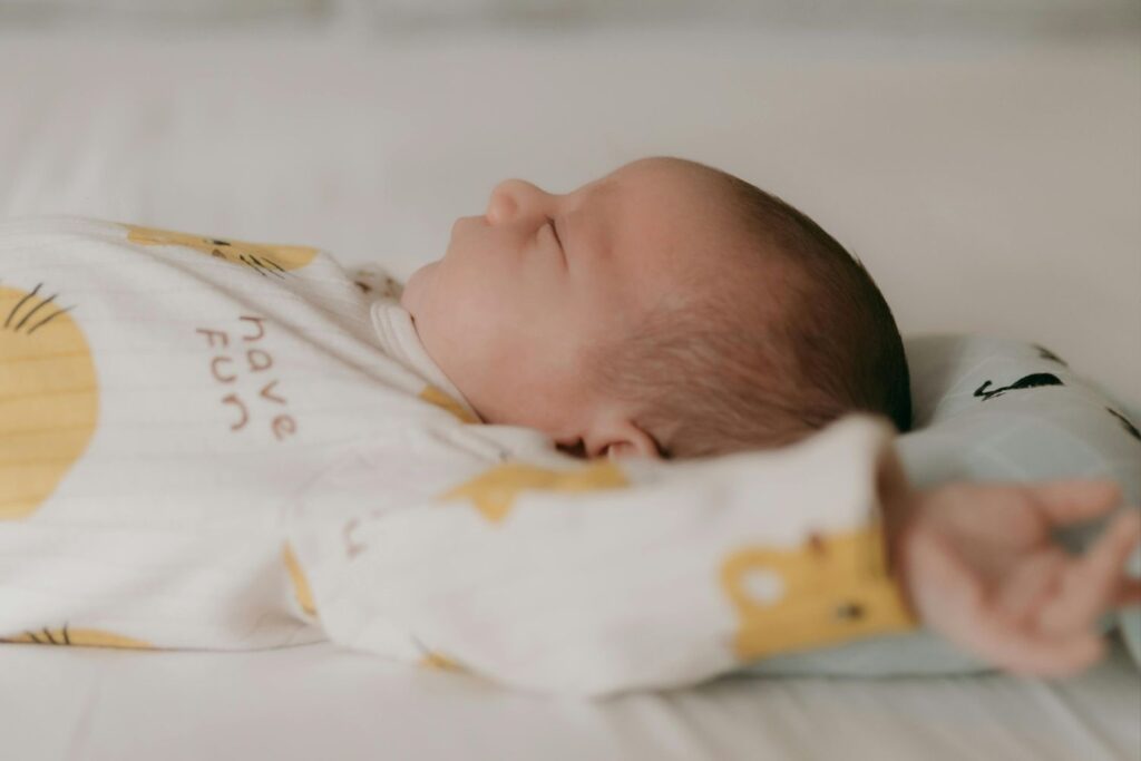 Bébé dort, vue de profil