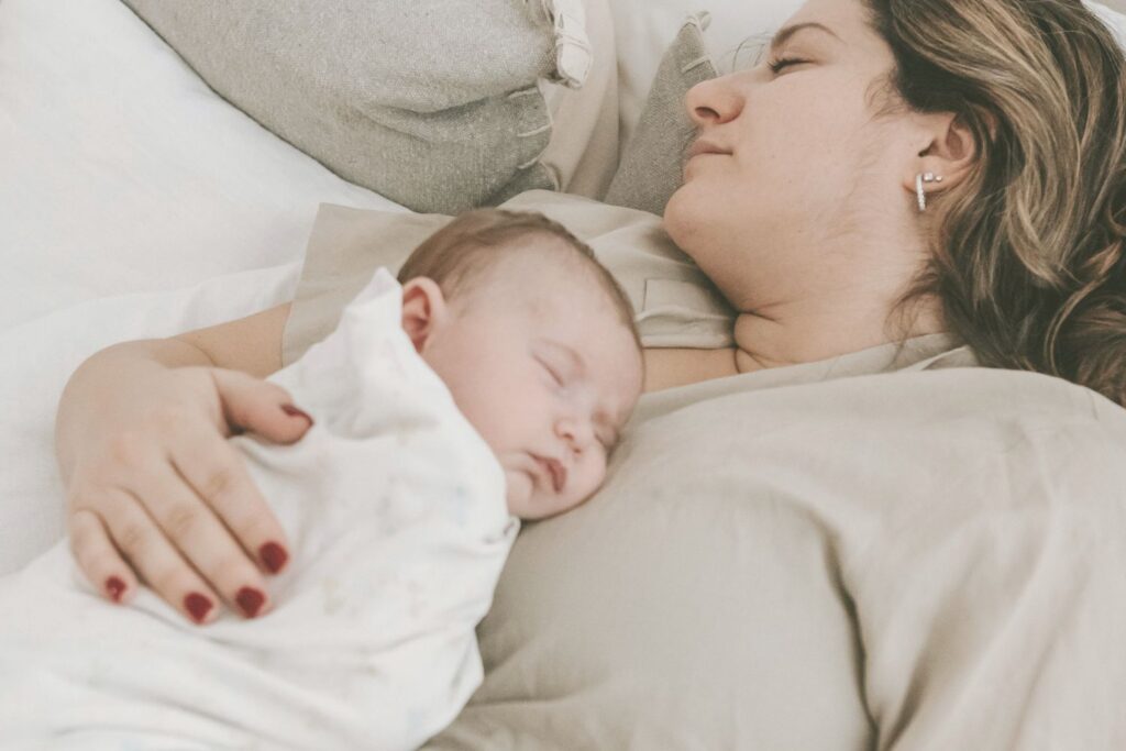 Nouveau-né dormant paisiblement dans les bras de sa mère