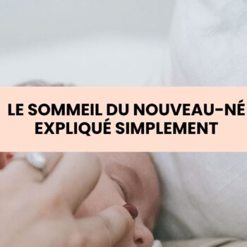 Illustration douce d'un bébé dormant paisiblement dans les bras de sa mère avec le texte "Le sommeil du nouveau-né expliqué simplement" Article sur le sommeil de bébé dans les premières semaines