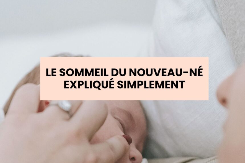Le sommeil du nouveau-né expliqué simplement Illustration douce d'un bébé dormant paisiblement dans les bras de sa mère avec le texte "Le sommeil du nouveau-né expliqué simplement" Article sur le sommeil de bébé dans les premières semaines