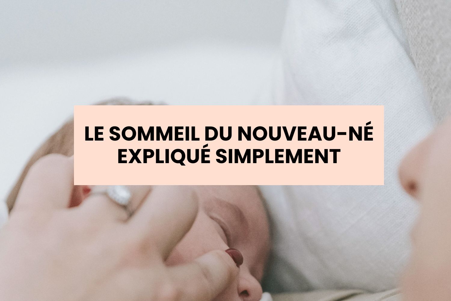 Illustration douce d'un bébé dormant paisiblement dans les bras de sa mère avec le texte "Le sommeil du nouveau-né expliqué simplement" Article sur le sommeil de bébé dans les premières semaines