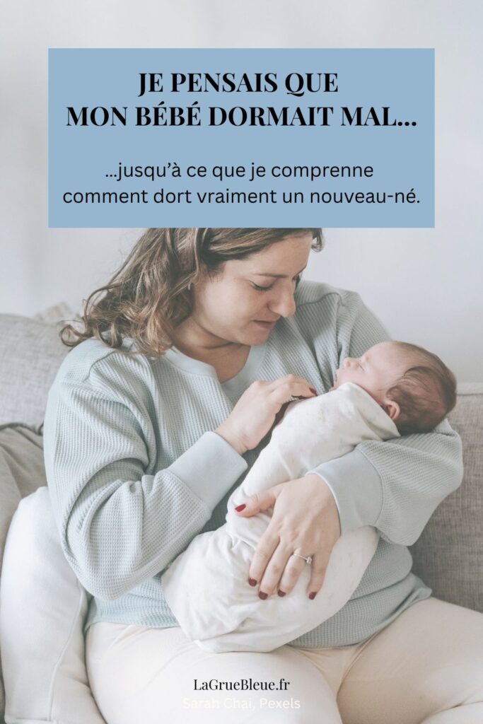 Illustration douce d'un bébé dormant paisiblement dans les bras de sa mère avec le texte "Je pensais que mon bébé dormait mal... jusqu'à ce que je comprenne comment dort vraiment un nouveau né" Article sur le sommeil de bébé dans les premières semaines