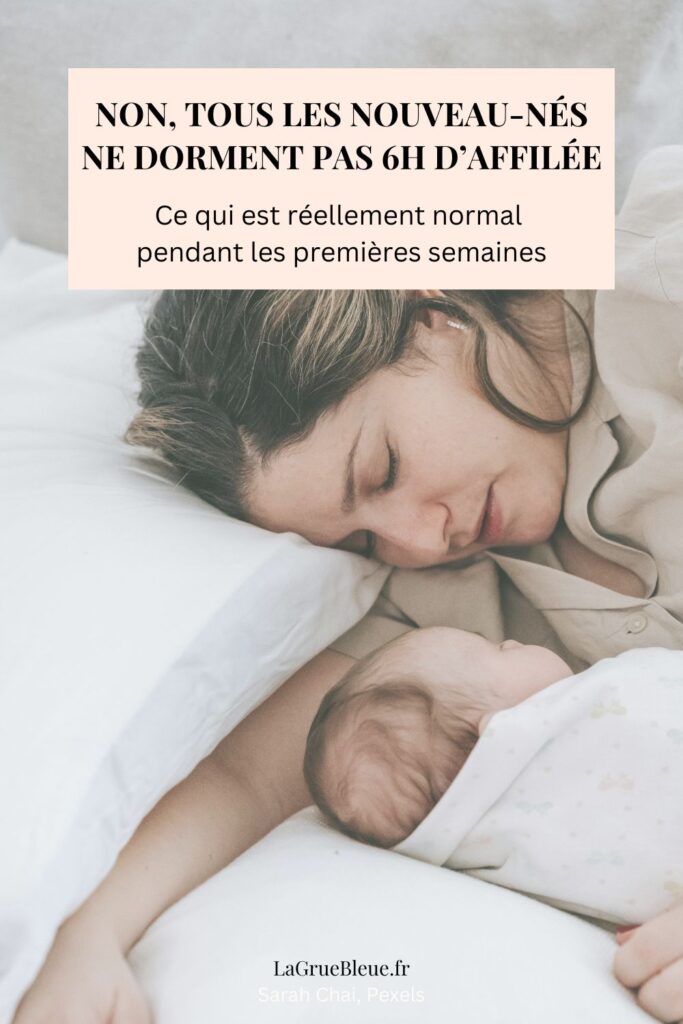 Illustration douce d'un bébé dormant paisiblement dans les bras de sa mère avec le texte "Non, tous les nouveau-nés ne dormnet pas 6h d'affilée, ce qui est réellement normal pendant les premières semaines" Article sur le sommeil de bébé dans les premières semaines