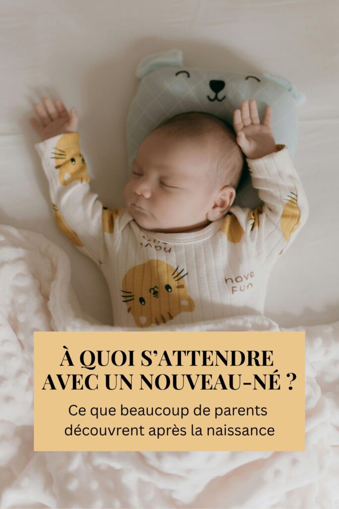 Illustration douce d'un bébé dormant paisiblement avec le texte "à quoi s'attendre avec un nouveau-né ?" Article sur les premières semaines avec bébé, le sommeil et tétées fréquentes