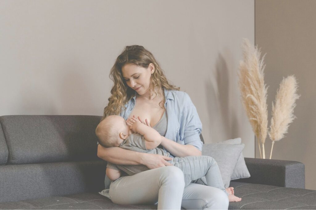 Allaitement capturé : une mère est assise sur un canapé avec son bébé qui boit