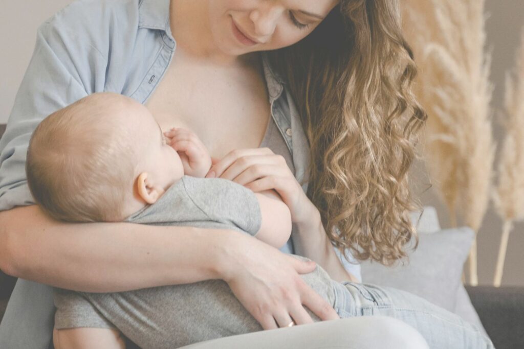 Bébé allaité par sa maman, moment de complicité