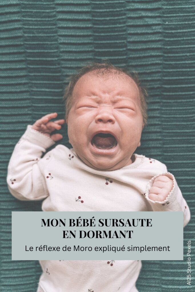 Epingle PINTEREST, on y voit un bébé allongé qui pleure avec les bras agité dû au réflexe de Moro, le texte illustre l'article: "Mon bébé sursaute en dormant, Le réflexe de Moro expliqué simplement"
