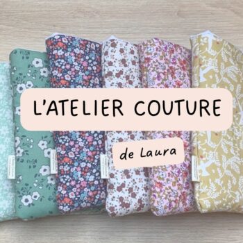 L'atelier de couture de Laura avec quelques unes de ses réalisations : des couvres-livres colorés et fleuris pour toutes les lectures