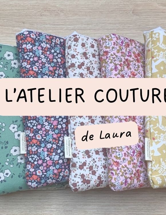 L'atelier de couture de Laura avec quelques unes de ses réalisations : des couvres-livres colorés et fleuris pour toutes les lectures