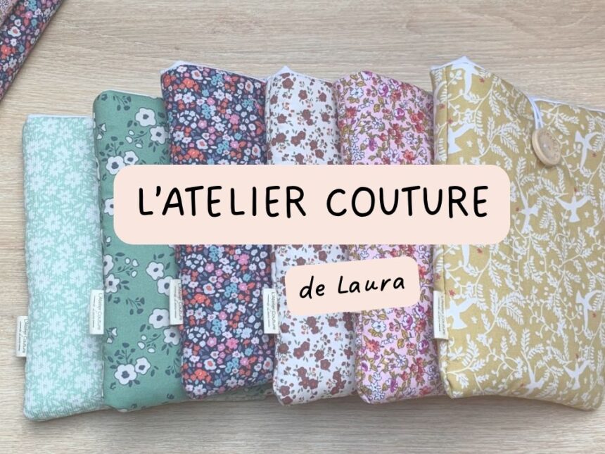 L'atelier de couture de Laura avec quelques unes de ses réalisations : des couvres-livres colorés et fleuris pour toutes les lectures